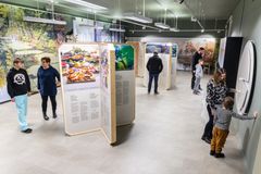 Ihmisiä tutustumassa Kauhajoen Geopark-keskuksen Vuoristosta suomaaksi -päänäyttelyyn