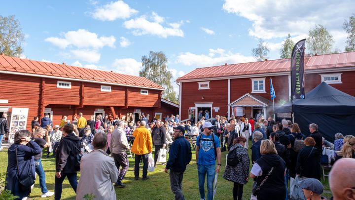 Ruokamessujen kävijöitä Hämes-Havusen pohjalaispihapiirissä