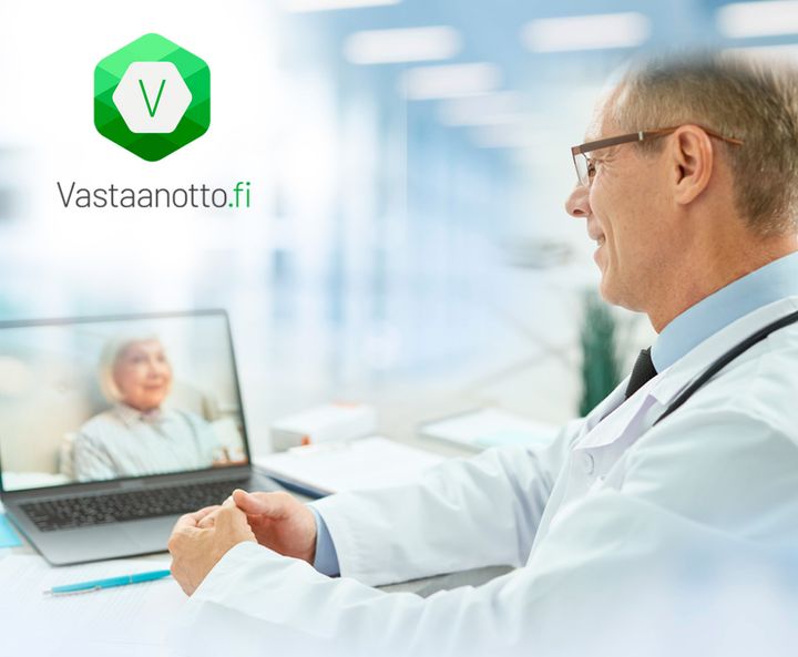Työterveyslääkäri keskustelemassa etäyhteyden kautta potilaan kanssa tietokoneella