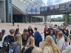 Nuorten ryhmä tapaamassa europarlamentaarikkoa Brysselissä.