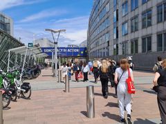 Nuorisoryhmä kävelee Brysselissä EU-rakennusten edessä.