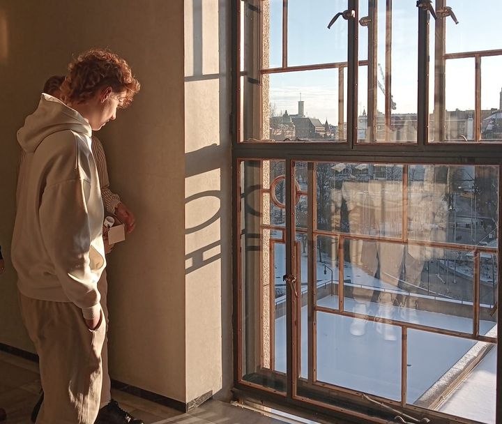 Nuori%20katsoo%20ulos%20ikkunasta%20Eduskuntatalossa.