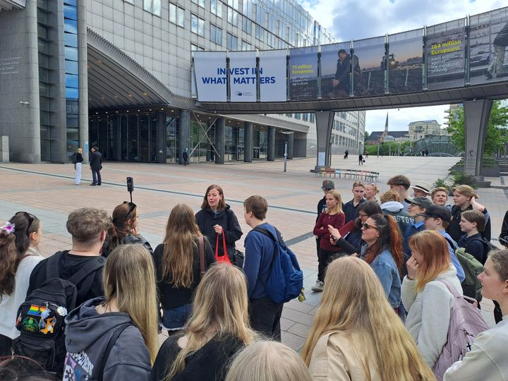 Nuorten%20ryhm%E4%20tapaamassa%20europarlamentaarikkoa%20Brysseliss%E4.