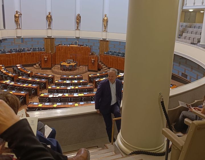 Nuoria%20tapaamassa%20kansanedustajaa%20eduskunnan%20istuntosalissa.