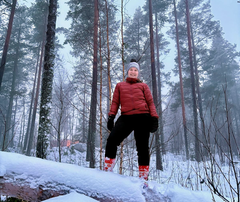 Luontoliikuntakoordinaattori Janette Hiltunen viihtyy luonnossa säällä kuin säällä.