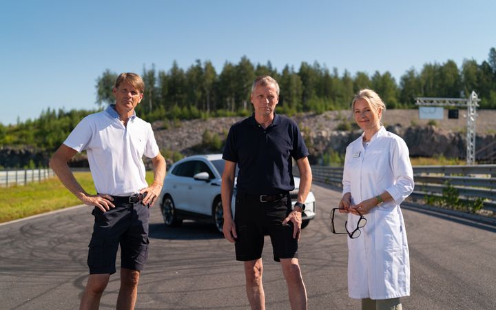 Rallin kaksinkertaiset maailmanmestarit Marcus Grönholm ja Timo Rautiainen sekä silmätautien erikoislääkäri Ulla Näpänkangas.