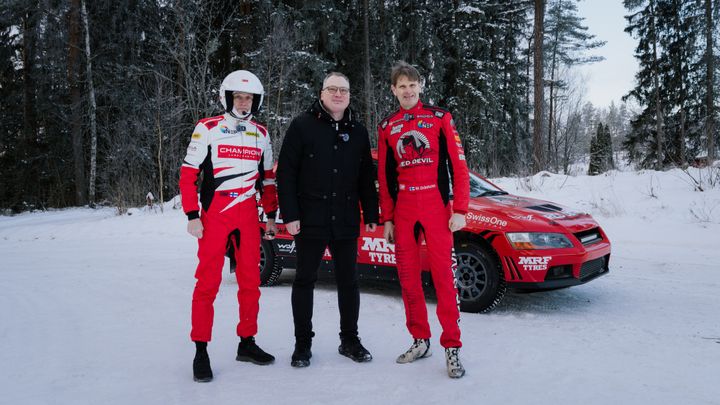 Rallin kaksinkertaiset maailmanmestarit Marcus Grönholm ja Timo Rautiainen tutustuivat Silmäaseman Petri Eskolan opastuksessa näön optimoimiseen talvikeleillä.