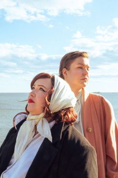 Pride Anthemin esittävät mm. BÄMÄ-yhtyeestä tutut Tiia Karoliina ja Helena Routa.