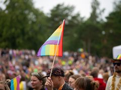 Helsinki Priden puistojuhlaan Kaivopuistossa osallistui 1.7.2023 yli 50 000 ihmistä.