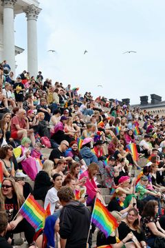 Helsinki Pride -kulkueeseen osallistui 1.7.2023 yli 100 000 ihmistä.