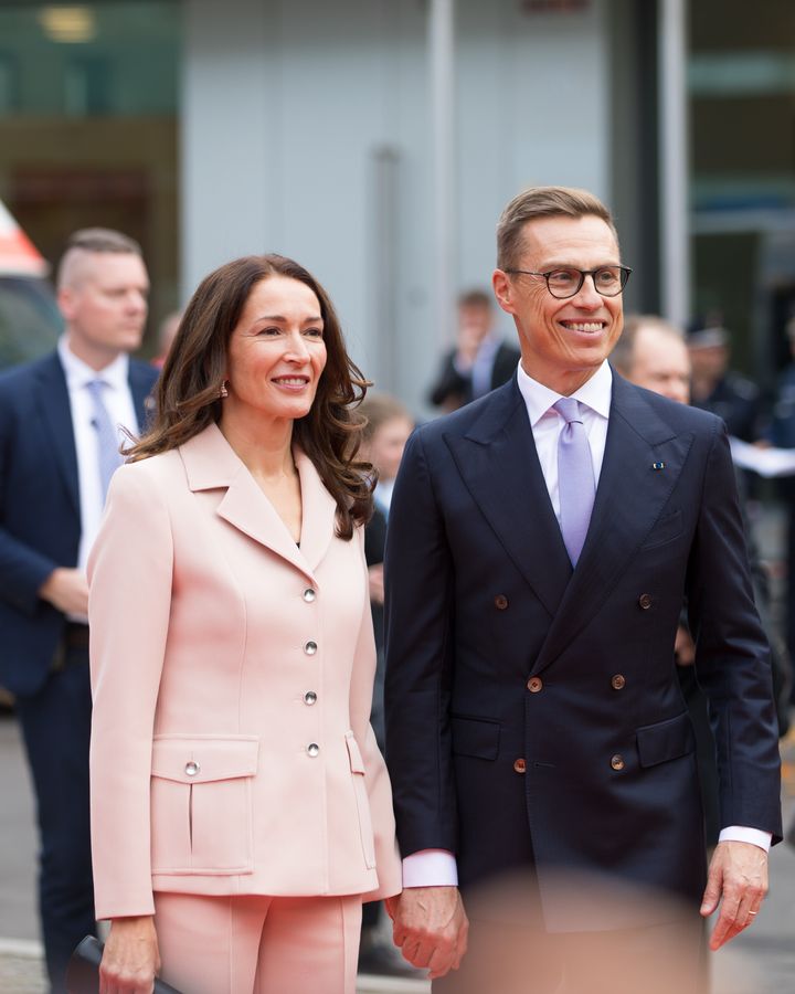 Kuvassa Helsinki Pride -viikon suojelijat: Suomen tasavallan presidentti Alexander Stubb ja hänen puolisonsa Suzanne Innes-Stubb