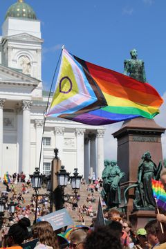 Helsinki Pride -kulkue kokoontuu Senaatintorilla. Kuvassa tunnelmia vuodelta 2024.