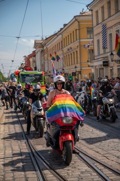 Kuvassa tunnelmia Senaatintorilta kulkueen lähdöstä vuonna 2024. Kulkueen kärjessä ovat Dykes on Bikes -moottoripyörät.