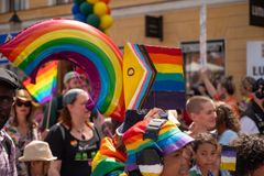 Kuvassa tunnelmia Helsinki Pride -kulkueen 2024 lähdöstä Senaatintorilta.