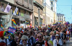 Kuvassa tunnelmia Helsinki Pride -kulkueesta 2024 Aleksanterinkadulla.