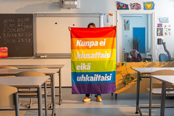 Kampanjan ytimessä on yksinkertainen ajatus: sateenkaarinuoret eivät pyydä erityiskohtelua. Nuoret toivovat, ettei heitä kiusattaisi, kuten kuka tahansa meistä.