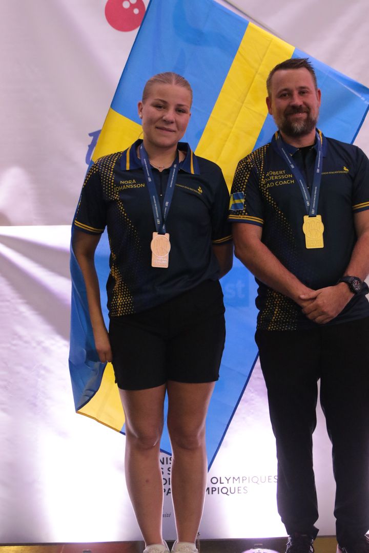 Singlen Euroopan Mestari Nora Johansson valmentajansa Robert Anderssonin kanssa