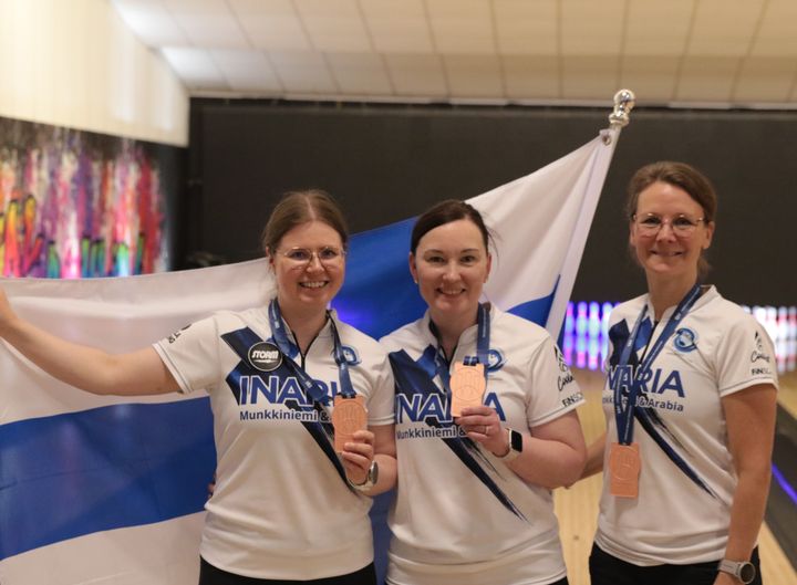 Kuvassa parikilpailun pronssimitalistit Eliisa Hiltunen ja Jenni Heino valmentaja Piritta Kantolan kanssa.