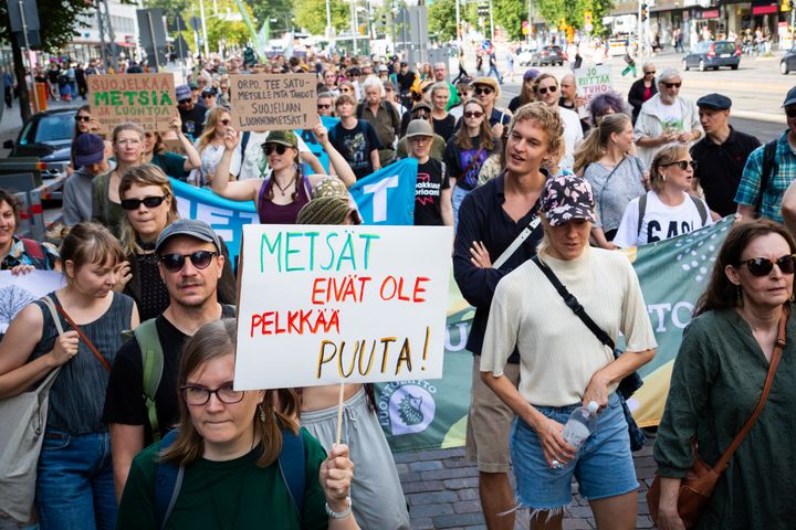 Mielenosoittajat vaativat hallitukselta tieteeseen perustuvaa metsien suojelua.