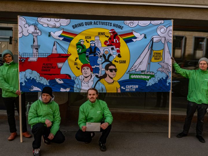 Greenpeacen aktivistit vetosivat Etelä-Korean lähetystöön Helsingissä 24. huhtikuuta 2025, jotta matkustuskiellossa olevat aktivistit saisivat matkustaa kotiin.