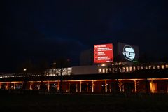 Projisointi Finlandia-talon pinnassa kritisoi Petteri Orpon hallituksen tutkimustiedon sivuuttavaa ja rahaa ympäristölle haitalliseen toimintaan jakavaa politiikkaa.