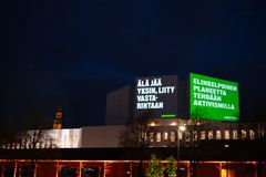 Projisointi on osa Greenpeacen kansainvälistä Time To Resist -kampanjaa, jossa halutaan kiinnittää huomiota yritysmaailman ja politiikan vallankäyttäjien luontovihamielisiin ja kansalaisoikeuksia kaventaviin tekoihin.