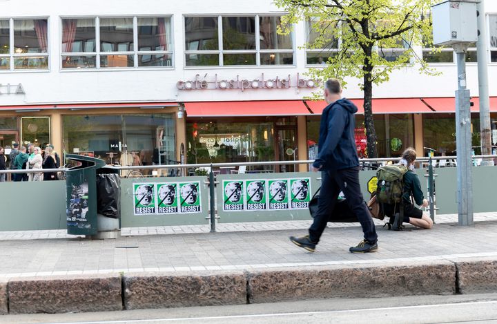 Helsingissä aktivistit liimasivat julisteita mm. Lasipalatsin, päärautatieaseman, ja kauppatorin läheisyyteen.