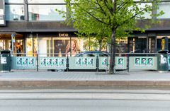 Julisteet ovat ovat osa Greenpeacen kansainvälistä kampanjaa, joka kutsuu ihmisiä toimimaan ympäristöliikkeessä ja puolustamaan luontoa sekä kansalaisoikeuksia harvojen etuja ajavaa ja demokratiaa rapauttavaa politiikkaa vastaan.