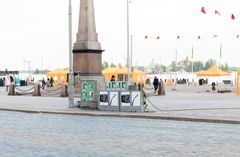 “Haluamme aktivismilla kutsua ihmisiä mukaan ja muistuttaa, että meistä jokainen voi puolustaa luontoa ja kansalaisoikeuksia harvojen ylivaltaa ja ahneutta vastaan. Ilmasto- ja luontokriisit vain syvenevät, jos tämän maailman trumpeja ja muskeja vastaan ei toimita. Ympäristöliikettä tarvitaan nyt enemmän kuin koskaan”, ilmastokampanjoitsija Oona Poranen kertoo.