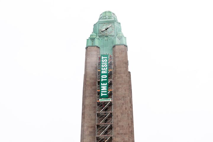 Greenpeacen aktivistit levittivät Time to Resist -banderollin Helsingin rautatieaseman kellotorniin keskiviikkona 11. kesäkuuta 2025. Time to Resist -kampanja kritisoi hyökkäyksiä aktivismia vastaan muun muassa Yhdysvalloissa ja Romaniassa sekä Suomen hallituksen tiedevastaisuutta, joka juuri nyt näkyy luonnonmetsien hakkuina.
