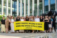 Greenpeace Internationalin aktivistit ja tukijat osoittivat mieltään oikeustalon edessä Amsterdamissa keskiviikkona 2. heinäkuuta. Aktivistien pitelemässä banderollissa lukee “Energy Transfer, tervetuloa EU:hun, jossa sananvapaus on yhä voimassa" viitaten tänään alkavaan oikeusjuttuun Energy Transfer -energiayhtiötä vastaan.
