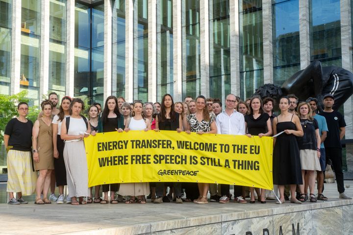 Greenpeace Internationalin aktivistit ja tukijat osoittivat mieltään oikeustalon edessä Amsterdamissa keskiviikkona 2. heinäkuuta. Aktivistien pitelemässä banderollissa lukee “Energy Transfer, tervetuloa EU:hun, jossa sananvapaus on yhä voimassa" viitaten tänään alkavaan oikeusjuttuun Energy Transfer -energiayhtiötä vastaan.