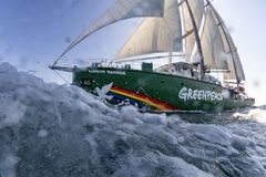 Greenpeacen nykyinen Rainbow Warrior on järjestyksessään kolmas. Greenpeacen alukset ovat keskeinen osa järjestön toimintaa mahdollistaen muun muassa läsnäolon ympäristörikosten tapahtumapaikoilla.