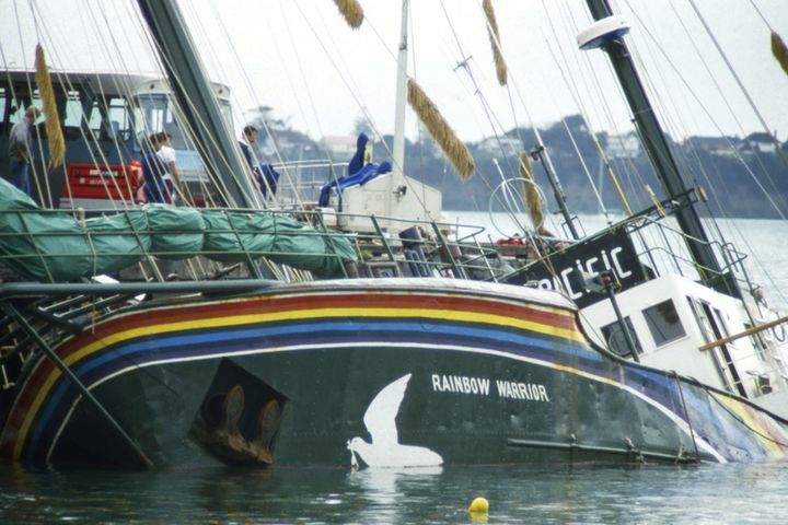 Pommitettu Rainbow Warrior Aucklandin satamassa Uudessa-Seelannissa heinäkuussa 1985.