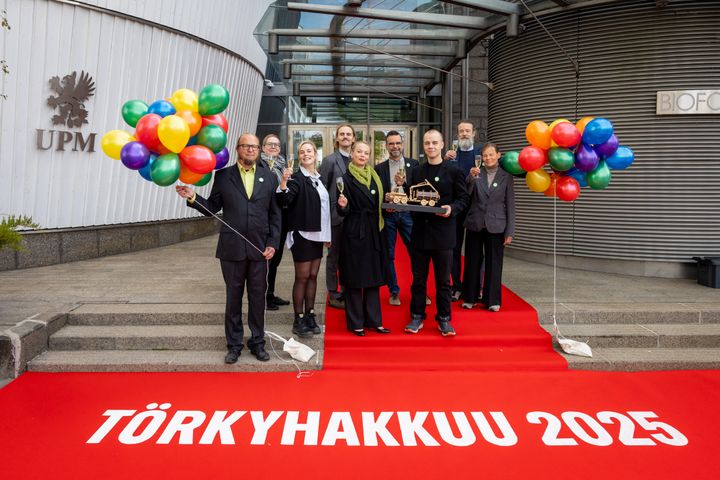 Greenpeacen aktivistit luovuttavat UPM:lle Törkyhakkuu 2025 -tunnustuksen ja vaativat, että yhtiö lopettaa puun ostamisen luonnonmetsistä.