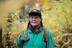 Metsävahti Elina Ilves vahtii hakkuu-uhan alla olevia luonnonmetsiä Keski-Suomessa. Hän seuraa hakkuuilmoituksia, tarkkailee satelliittikuvia ja käy paikan päällä metsissä.