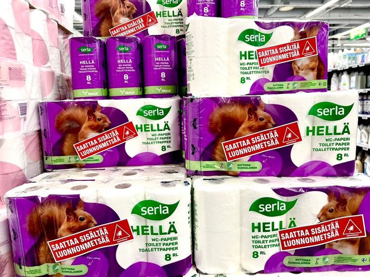 Metsä Groupin valmistamiin wc-papereihin on saattanut päätyä luonnonmetsää. Aktivistit liimasivat paketteihin varoitustarroja.