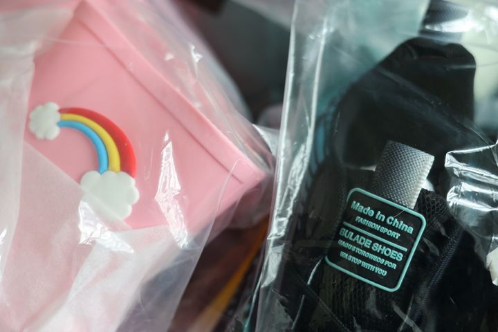 Shein on yksi ultrapikamuodin verkkokauppajäteistä, jonka sivuilla käy yli 363 miljoonaa kuluttajaa kuukaudessa. Tämä on jo toinen kerta, kun Greenpeace on löytänyt heidän tuotteistaan vaarallisia kemikaaleja, jotka ylittävät EU:n asettamat raja-arvot.