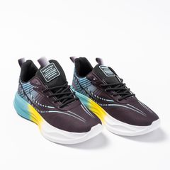 Greenpeacen tutkimuksissa testatut lenkkarit, jotka sisälsivät liikaa EU:n vaaralliseksi määrittämiä kemikaaleja.