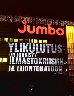 Luonnonvarojen jatkuva ylikulutus ja puutteellinen uudelleenkäyttö kiihdyttävät ilmastokriisiä ja luontokatoa. Aktivistit muistuttivat asiasta Black Fridayn alla kauppakeskus Jumbon seinään tehdyllä projisoinnilla.