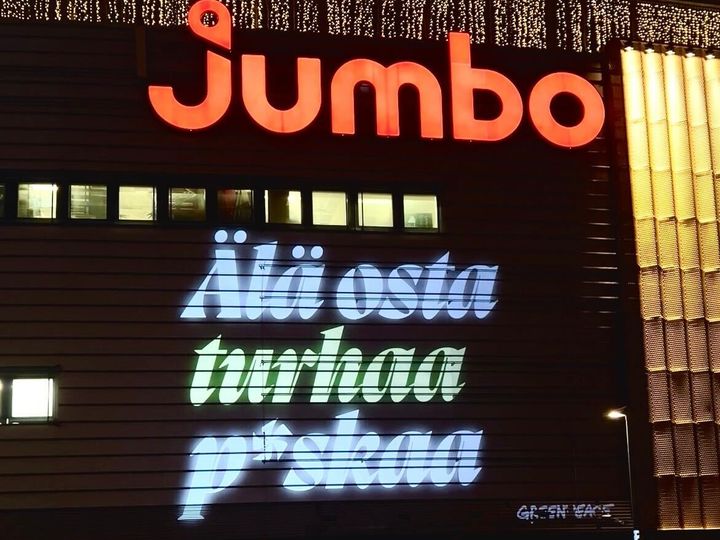 Greenpeacen aktivistit projisoivat Black Fridayn lietsomaa kulutushysteriaa kritisoivan viestin Suomen suurimman kauppakeskuksen seinään.