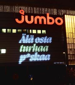 Aktivistien viesti kauppakeskus Jumbolla: Älä osta turhaa p*skaa.