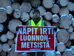 Greenpeace ja Metsäliike vaativat, että metsäyhtiöt lopettavat puun ostamisen luonnonmetsähakkuilta ja Metsähallitus lopettaa luonnonmetsien hakkaamisen.