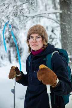 Metsäliikkeen metsävahti Anni Manninen Vitikko-Raatevaaran luonnonmetsässä Pudasjärvellä, jossa Metsähallitus on valmistellut alkavia avohakkuita auraamalla metsätien ja viemällä metsään hakkuunauhat.