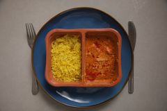 Tuore kansainvälinen selvitys vertasi 24 tutkimusta, ja lopputulema on, että jopa satojatuhansia mikro- ja nanomuovipartikkeleita irtoaa lämmitettäessä valmisruoka-annosten muovipakkauksista.