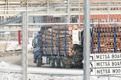 Rekka ajaa sisään MetsäGroupin Äänekosken tehtaalle 25.2.2026, kuva: Ville Havukainen/Metsäliike