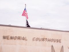 Oikeudenkäynti käytiin Mortonin piirikunnan oikeustalolla, Pohjois-Dakotassa.