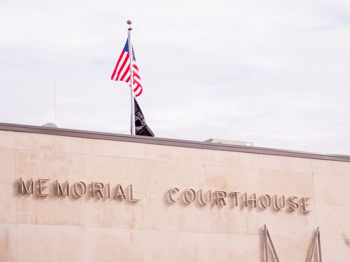 Oikeudenkäynti käytiin Mortonin piirikunnan oikeustalolla, Pohjois-Dakotassa.