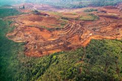 Raja Ampatin saarten luonto Lounais-Papualla on kärsinyt nikkelikaivosten takia. Raja Ampat on yksi raportin esimerkkikohteista, joissa arvokasta luontoa tuhotaan kriittisten mineraalien takia.