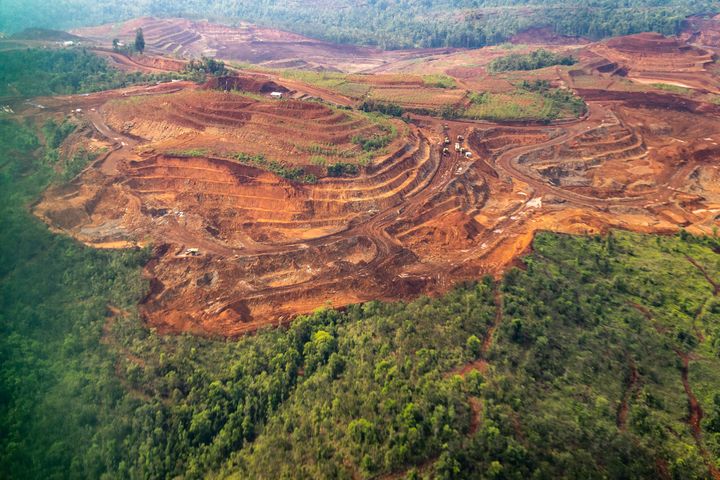 Raja Ampatin saarten luonto Lounais-Papualla on kärsinyt nikkelikaivosten takia. Raja Ampat on yksi raportin esimerkkikohteista, joissa arvokasta luontoa tuhotaan kriittisten mineraalien takia.